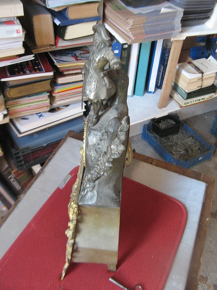 "601.17"   PENDULE ANCIENNE REGULE LAITON ALBATRE A DECOR DE MOUSQUETAIRE SOLDAT - Photo 2/4