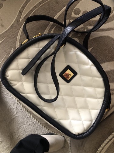 Tasche von Designer Juin petite weiß gesteppt & schwarzer Besatz Qualitätsartikel ausgefallen-selten