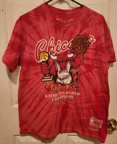 Camiseta Mitchell & Ness roja tie-dye de los Chicago Bulls para hombre talla grande - Imagen 2 de 6