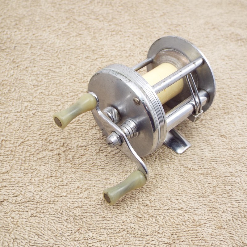 BRONSON LASHLESS MODEL NO. 1700 Vintage fishing reel