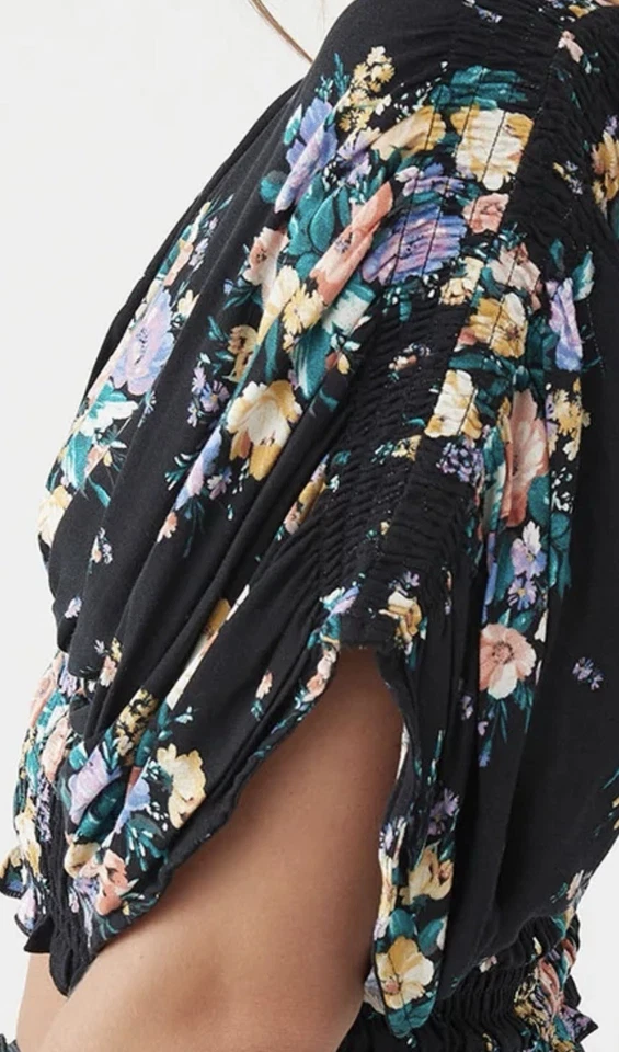 Top corto O’Neill negro multicolor floral cruzado cuello en V espalda abierta calado Foto 3 de 4