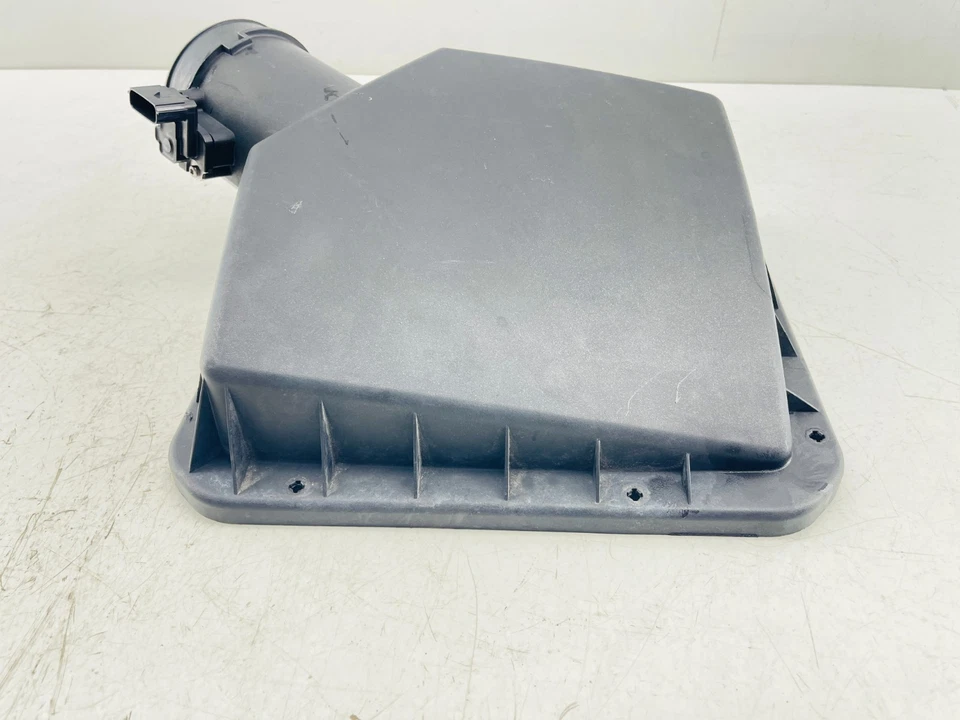 2013–2019 Cadillac XTS Air Filter Upper Cover Box with MAF Sensor OEM 22918664 - Image 4 of 4