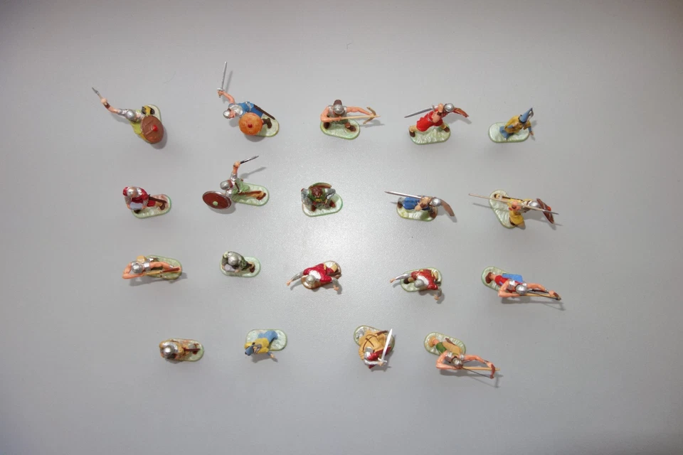 Elastolin 4 cm-19 Figuren mit Perlmutsockel"Vitrinenstücke" - Bild 2 von 4