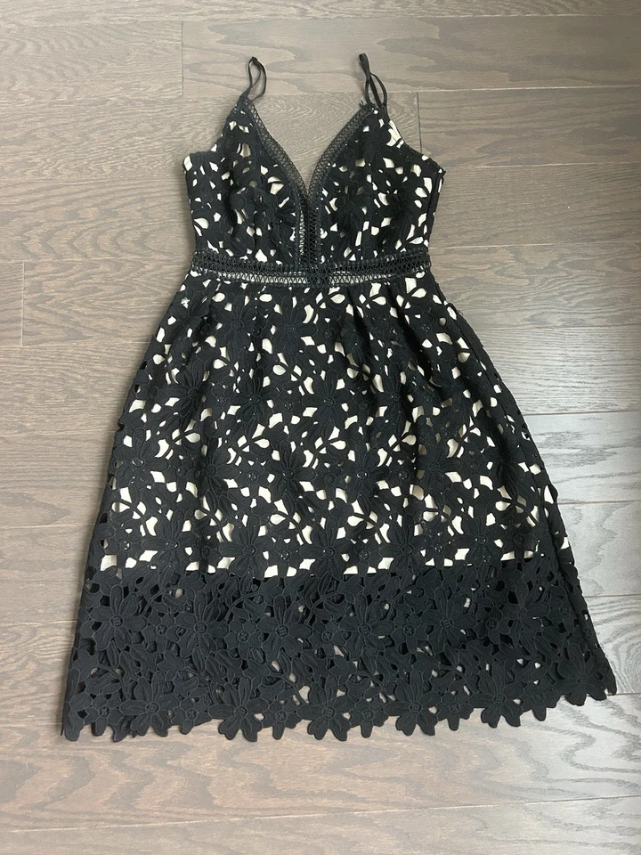 Vestido de cóctel Aqua negro encaje nude ilusión mediano Foto 2 de 4