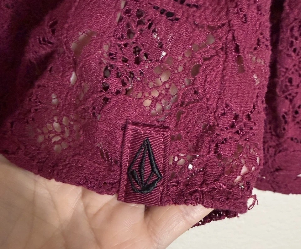 Blusa Volcom Para Mujer XS Borgoña Abotonada Top Encaje Preppy Boho Salir de Viaje Foto 4 de 4