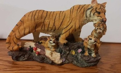 Vintage Handpainted Poly Bengal Tiger w/Cubs Figurine