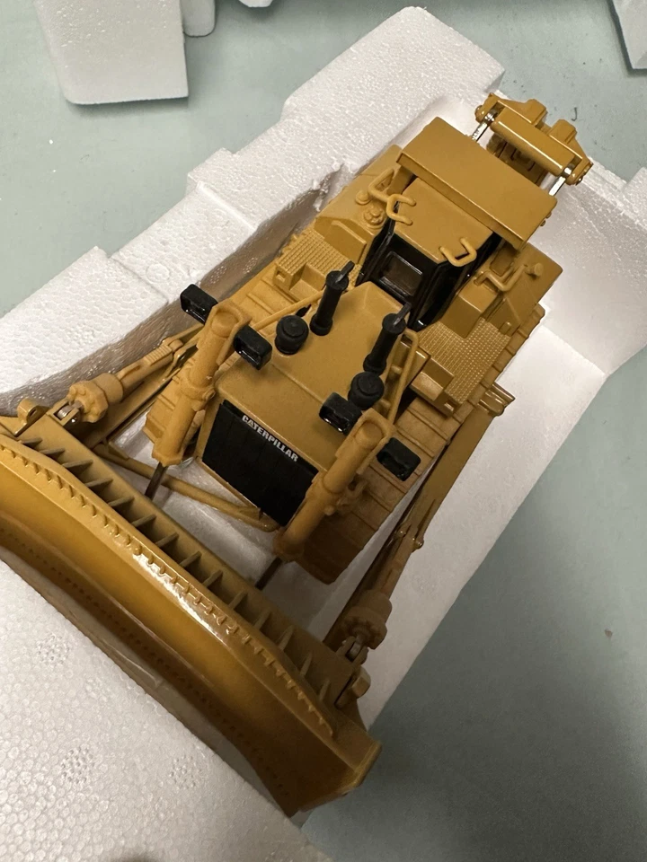 Norscot 55025 Caterpillar D11R Track-Type Tractor New w/Box 1:50 Scale Die Cast - Image 4 of 4