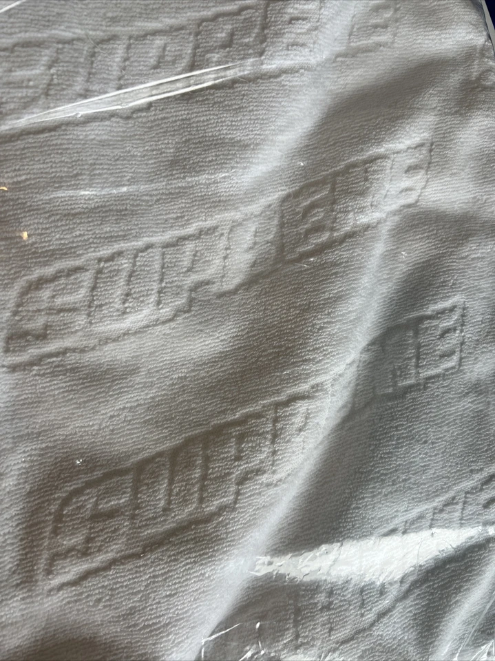 SUPREME 40X70 WHITE TONAL REPEAT BEACH TOWEL WHITE SS18 WEEK 20/ AUTHENTIC/ NEW - Image 4 of 4