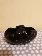 Cendrier en verre noir au design unique avec points rouges, jaunes et blancs
