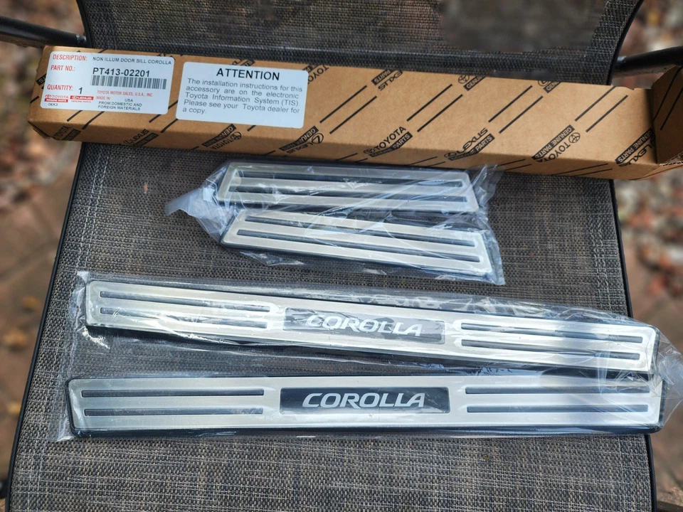 Conjunto de 4 protetores de soleira de porta OEM Toyota Corolla Sedan PT413-02201 - Imagem 2 de 3