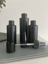Luzem 120 sztuk czarnych plastikowych butelek (50 ml i 75 ml) + 120 mieszanych kapsułek i opryskiwaczy