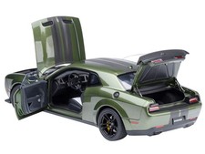 1/18 2022 Dodge Challenger SRT Jailbreak F8 Green with Carbon Stripes – Autoart