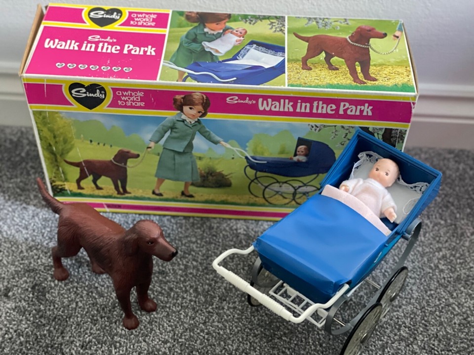 VINTAGE PEDIGREE SINDY DOLL 80’S WALK IN THE PARK HOUSE SCENE SETTER