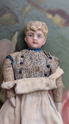 POUPÉE ANCIENNE BOUCHE fermée avec yeux en verre pour maison de poupée