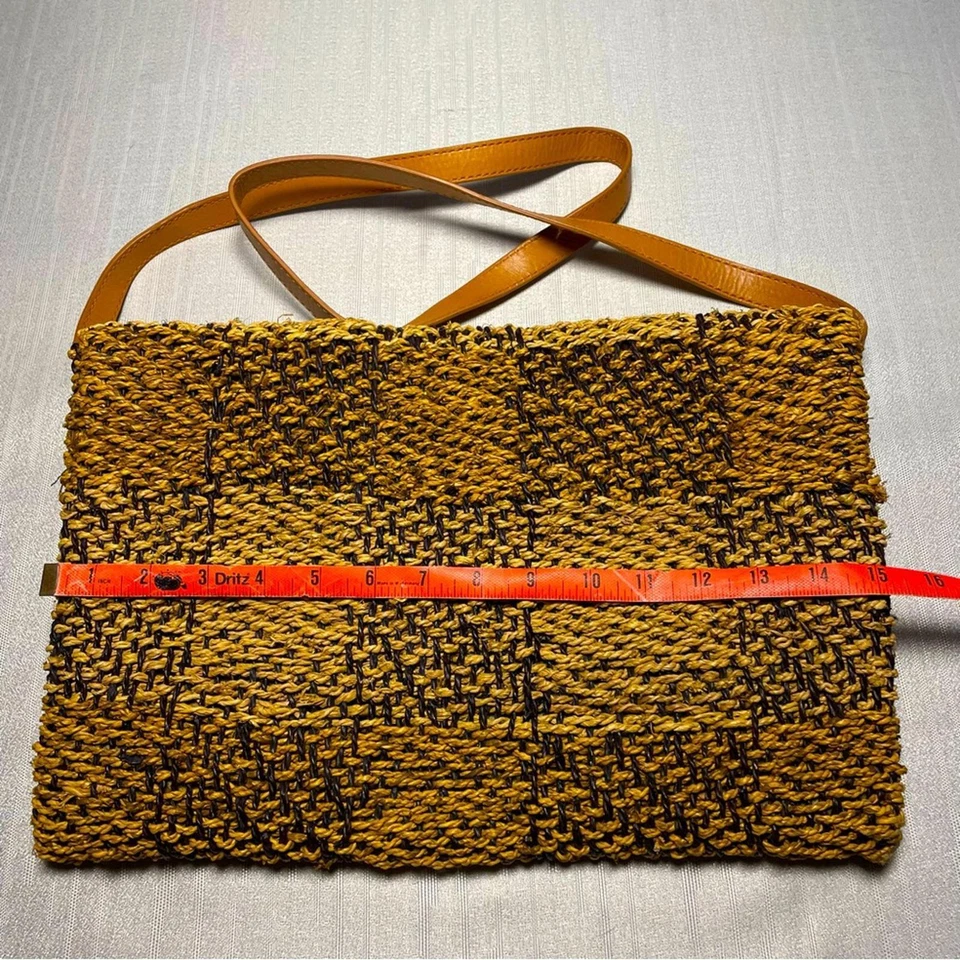 Bolsa tiracolo ou de ombro Holding Horses palha dourada e preta - Imagem 2 de 4