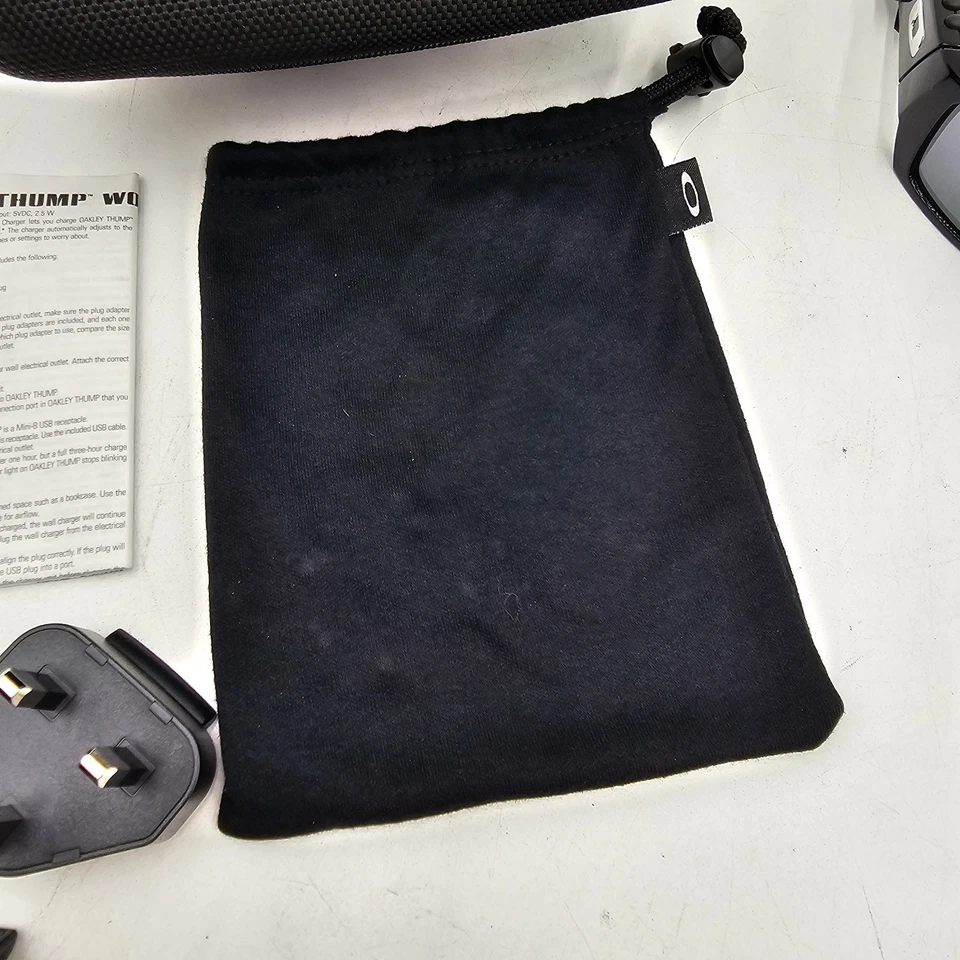 Oakley Thump Sunglasses 512MB Polished Black Full Frame w/ Case Charger & Cable - Image 3 of 4