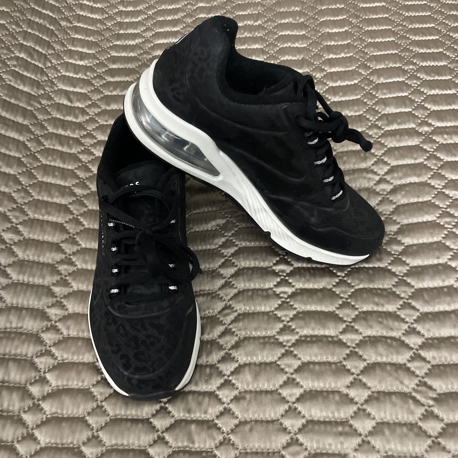 skechers women’s 5.5 “stand on air” sneakers.  black.  excellent condition