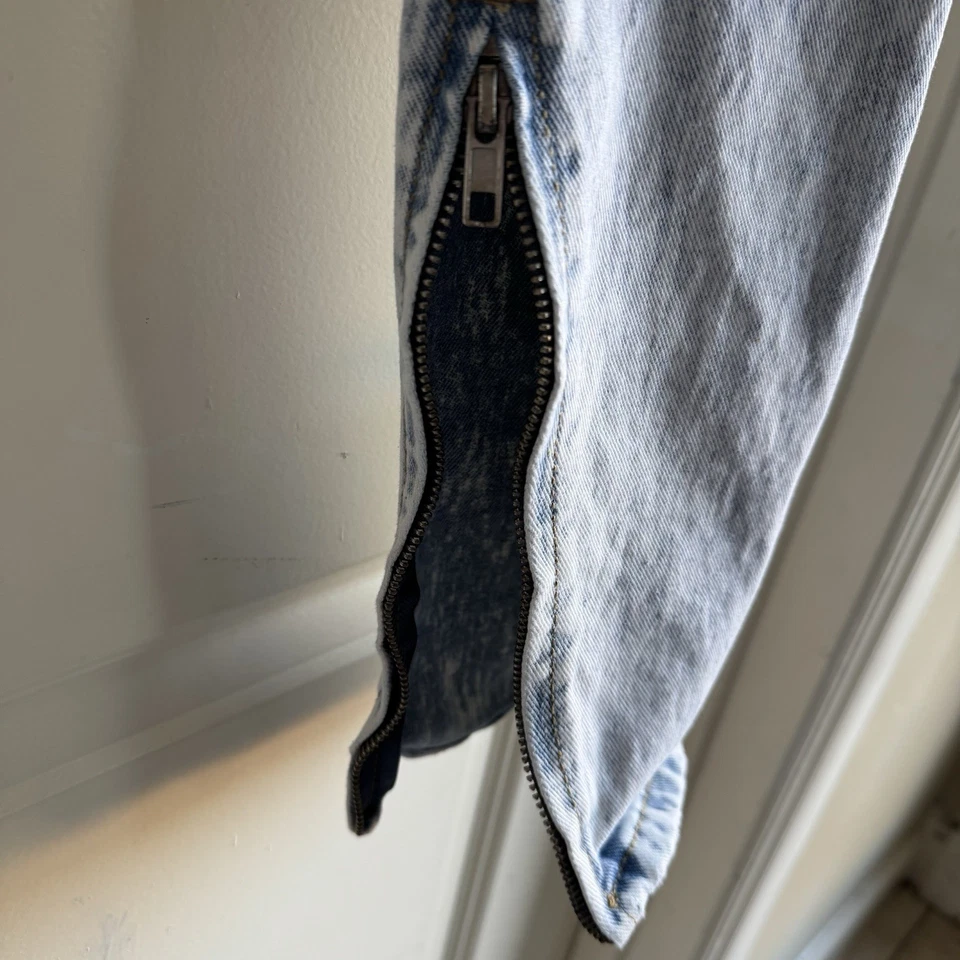 Pantalones de mezclilla Forever 21 para hombre 34 lavado ácido Y2K ajustados desgastados con cremalleras en las piernas Foto 3 de 4