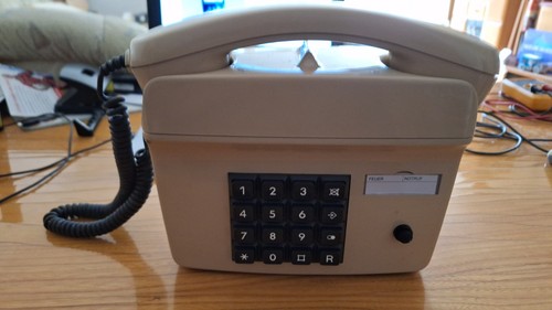 Analoges Wandtelefon mit Tastatur