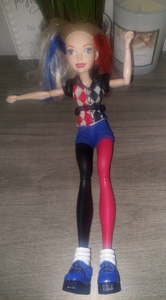 Figura de acción articulada Mattel DC Super Hero Harley Quinn 12"  Foto 2 de 3