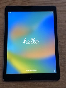 Apple iPad Pro (9.7-inch) A1675 128 GB, Wi-Fi + 4G, 9.7 in - Silver