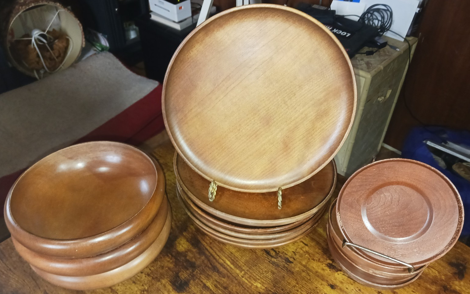 (6) Dinner Plates (3) Salad Bowls (4) Saucers