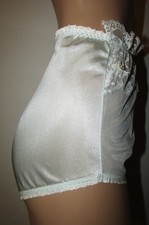 La Donna Che Controlla Il Suo Taglio Di Capelli Isolato Su Bianco Fotografia Stock - Immagine Di - Foto 4