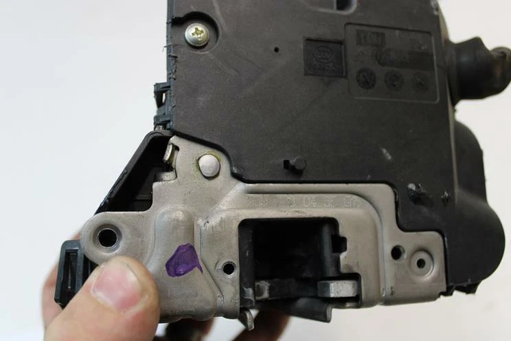 03-09 Actuador de cierre de cerradura de puerta derecha Mercedes W209 CLK350 2097200435 OEM Foto 4 de 4