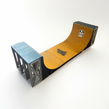 Tech Deck Fingerboard Quarter Pipe Ramp with Rail & Box Platform