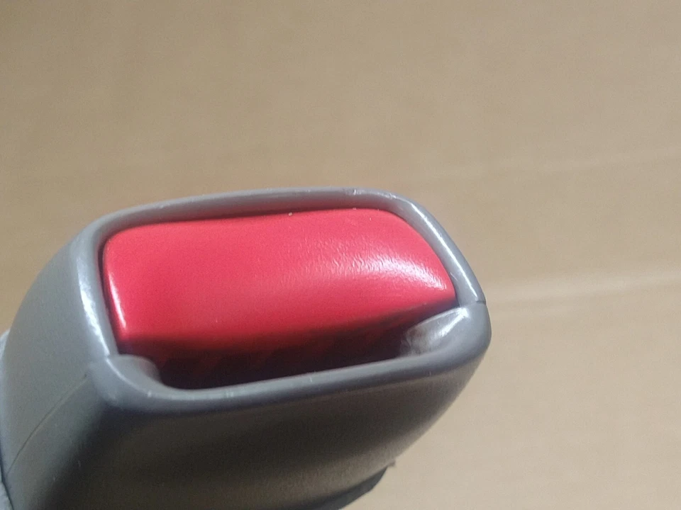 2001 Chevrolet Tahoe передний пассажирский ремень безопасности пряжка Silverado цвет 922 серый. - Изображение 3 из 4