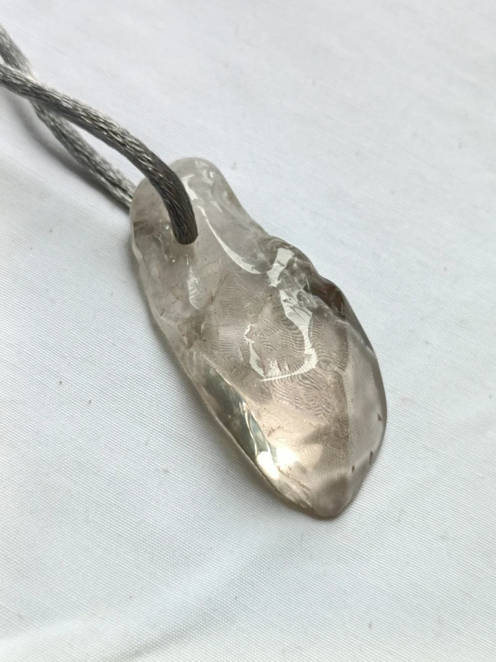 Дымчатый кварц полированный грубый кулон 50X20X11 мм 1 изделие для изготовления ювелирных изделий  - Изображение 3 из 4