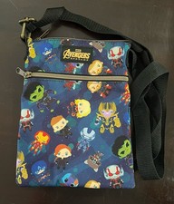 Bolso Bandolera Cartera Loungefly Marvel Avengers Endgame Chibi Allover Passport