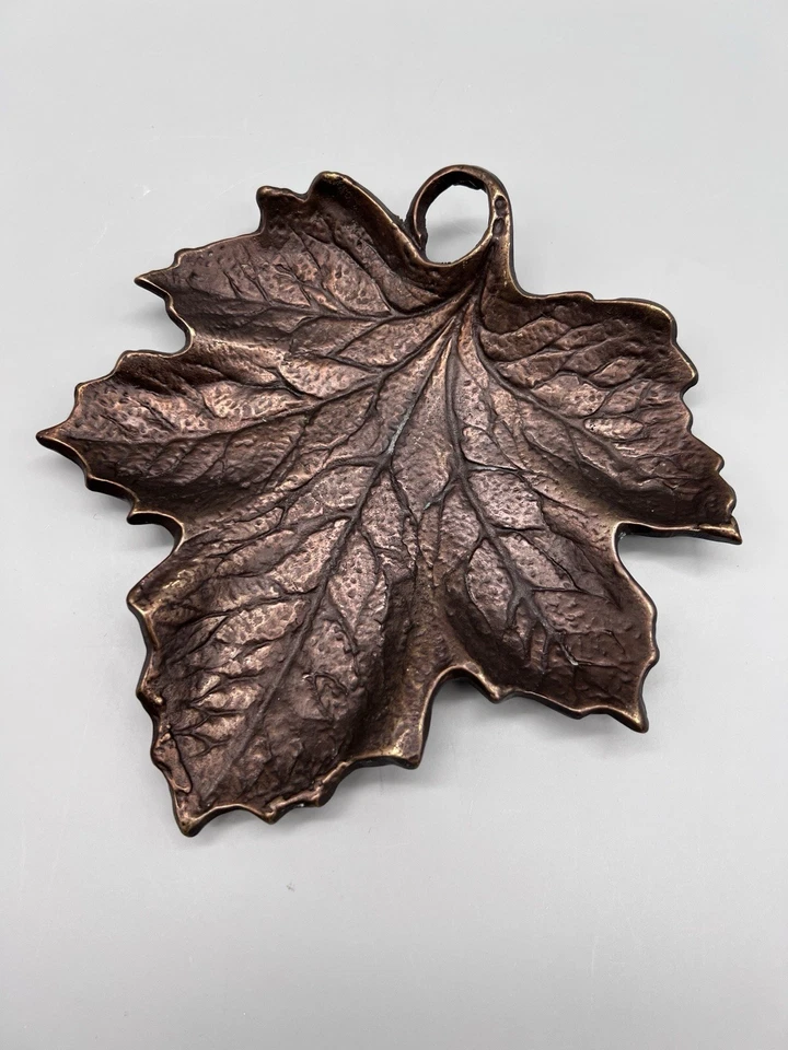 Plato decorativo de hoja de arce de latón macizo color cobre con lazo 7”x8” caída pesada Foto 2 de 4