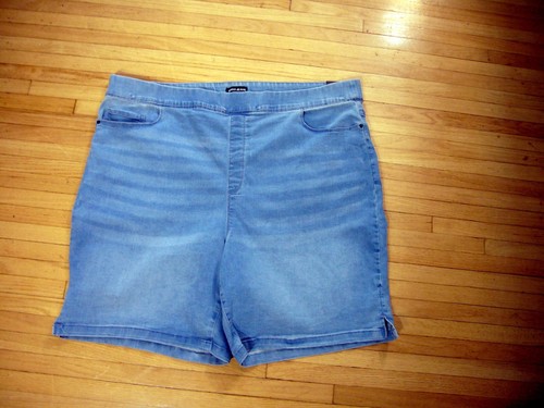 NEU! DAMEN DKNY JEANS STRETCH BERMUDA KURZ MIT KUNSTFLIEGE ANZIEHEN! 3X Plus