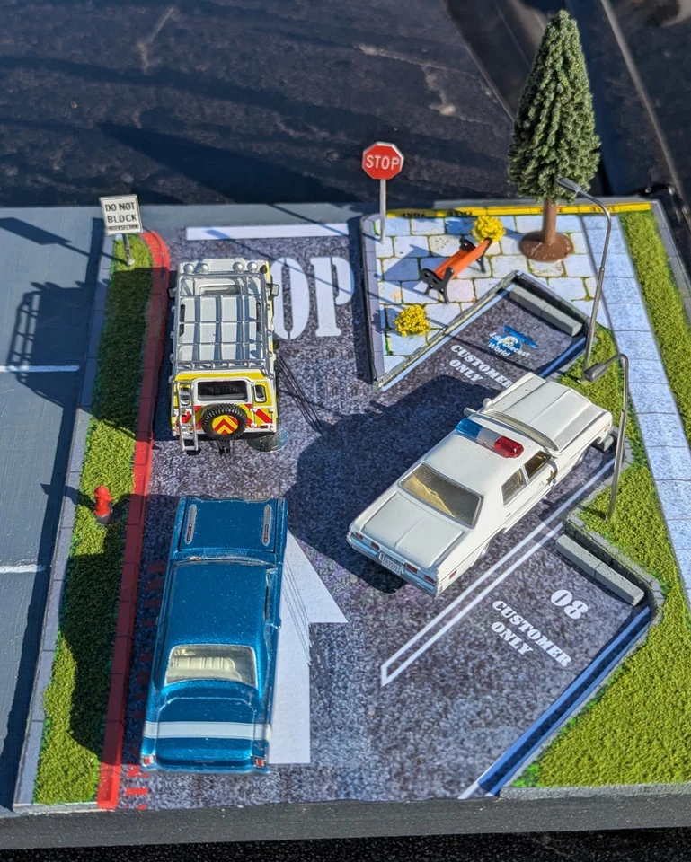 1:64 Diecast Lighted  Parking Lot Detailed Diorama - Image 3 of 4