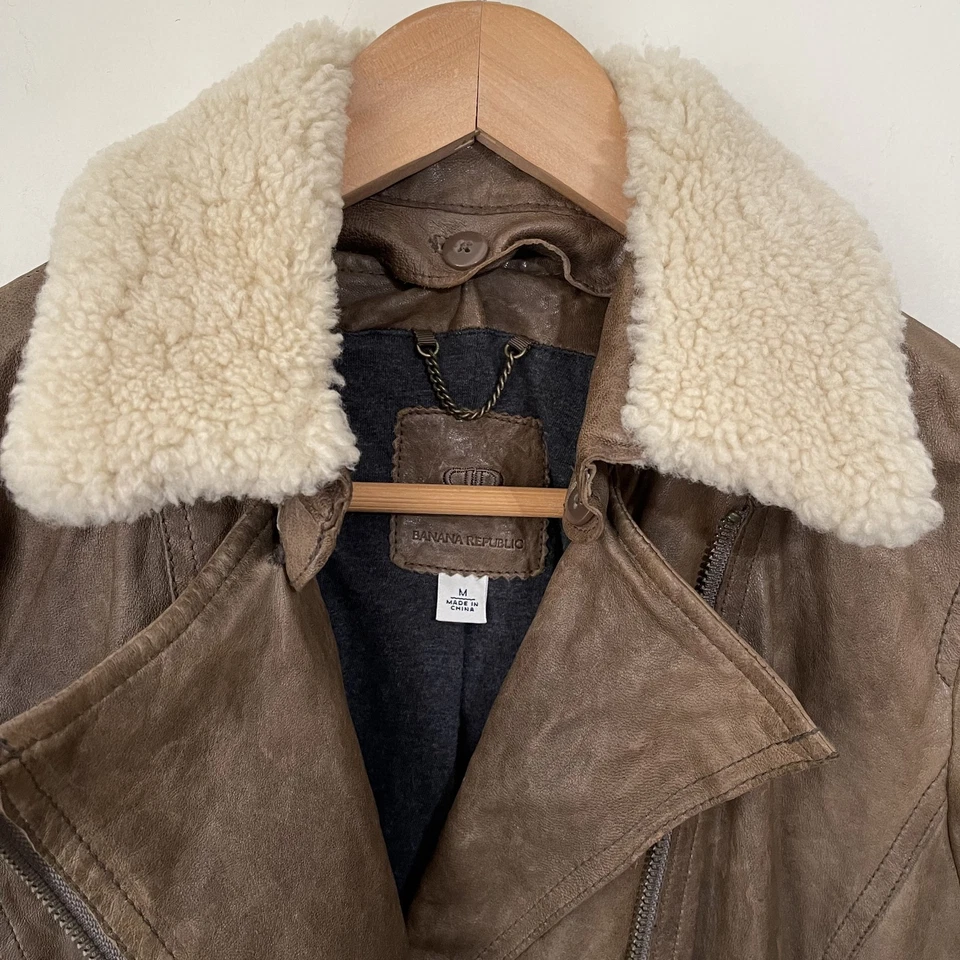 Chaqueta de cuero para mujer Banana Republic con cuello de piel de oveja talla mediana Foto 2 de 4