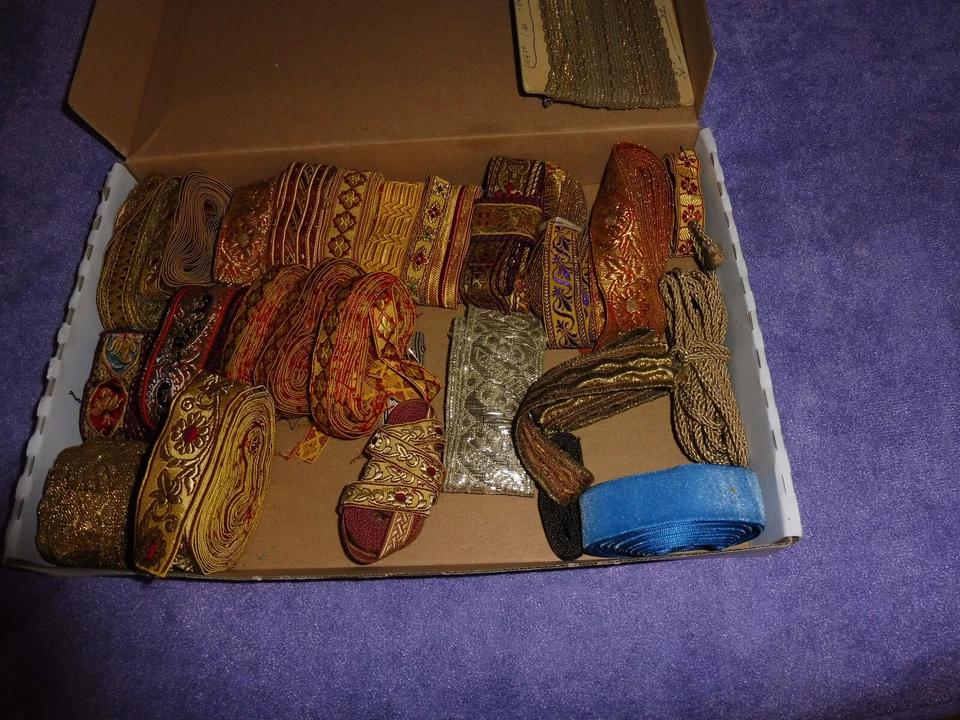 Brokatspitzen in verschiedenen Ausführungen 25 Teile - Bild 2 von 2