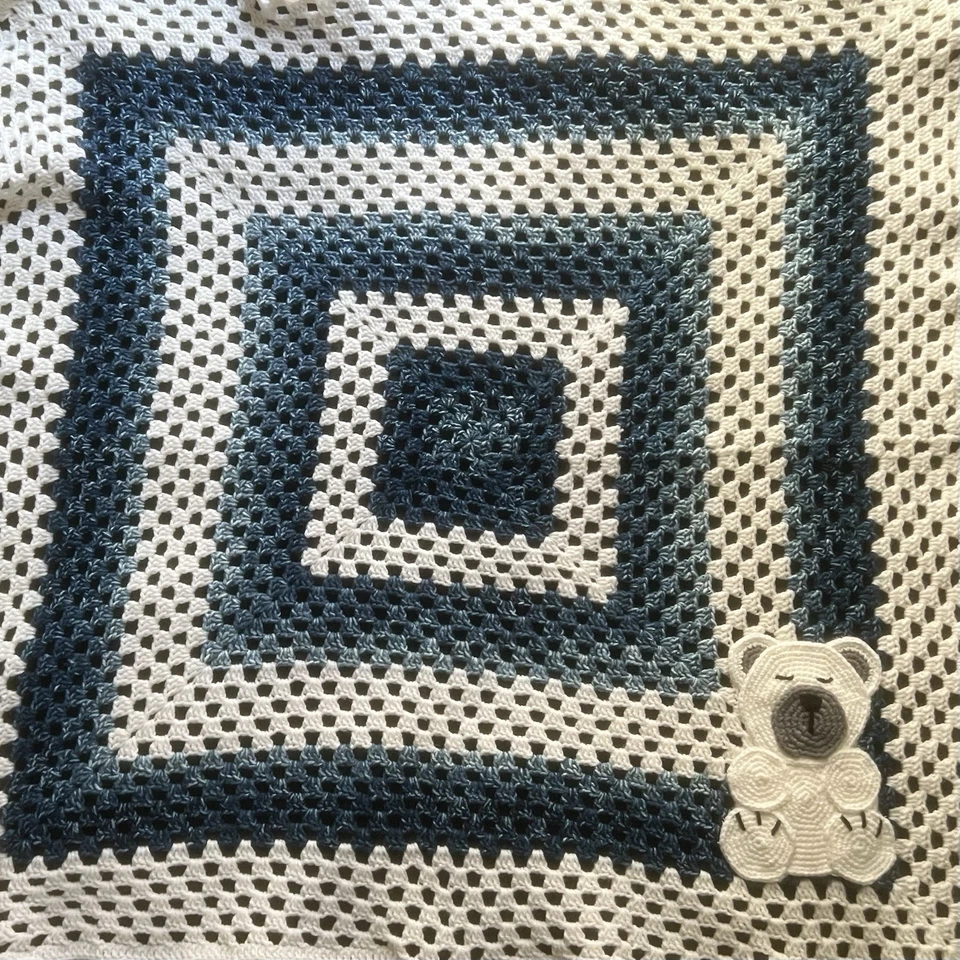 Manta de ganchillo hecha a mano azul y blanco para bebé niño 34x34 abuela tiro cuadrado NUEVO Foto 2 de 2