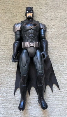 Batman Action Figur 30 cm Schwarz Mit Umhang DC Comics Combat-Actionfigur - Bild 1 von 2