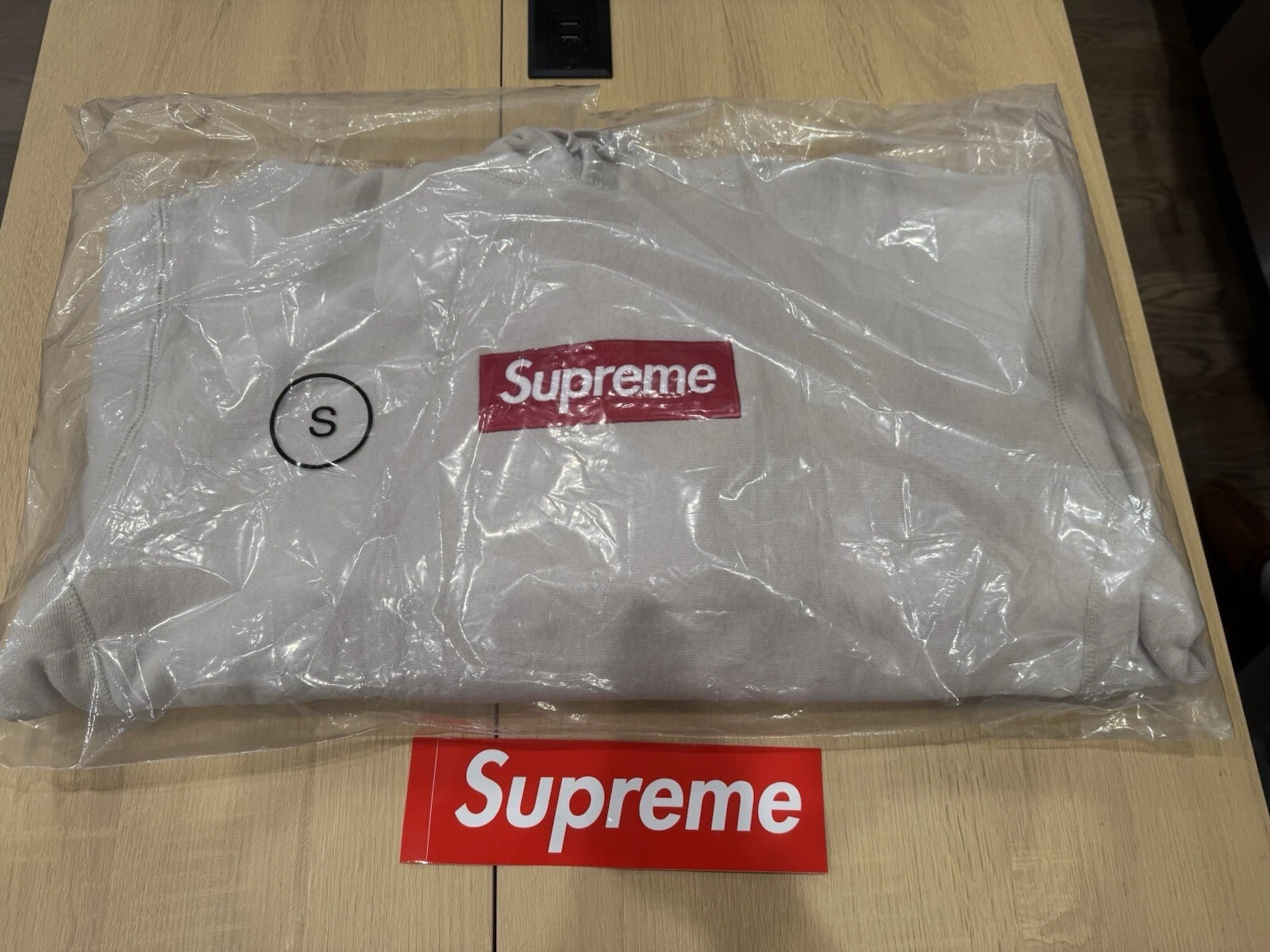Sweat à capuche logo Supreme Box Stone   Petit   FW24 ~ NEUF, SCELLÉ
