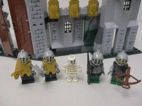 (AH 4) LEGO 8813 Battle at the Pass Knights Kingdom Castle with original box and BA