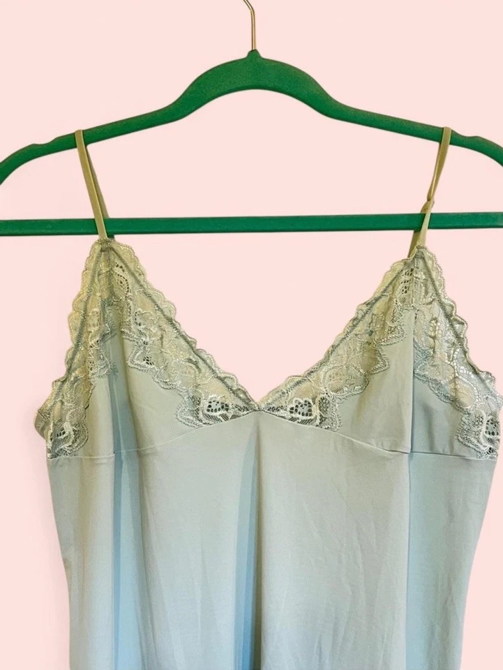 Vestido/camisón Calvin Klein con detalles de encaje. Foto 2 de 4