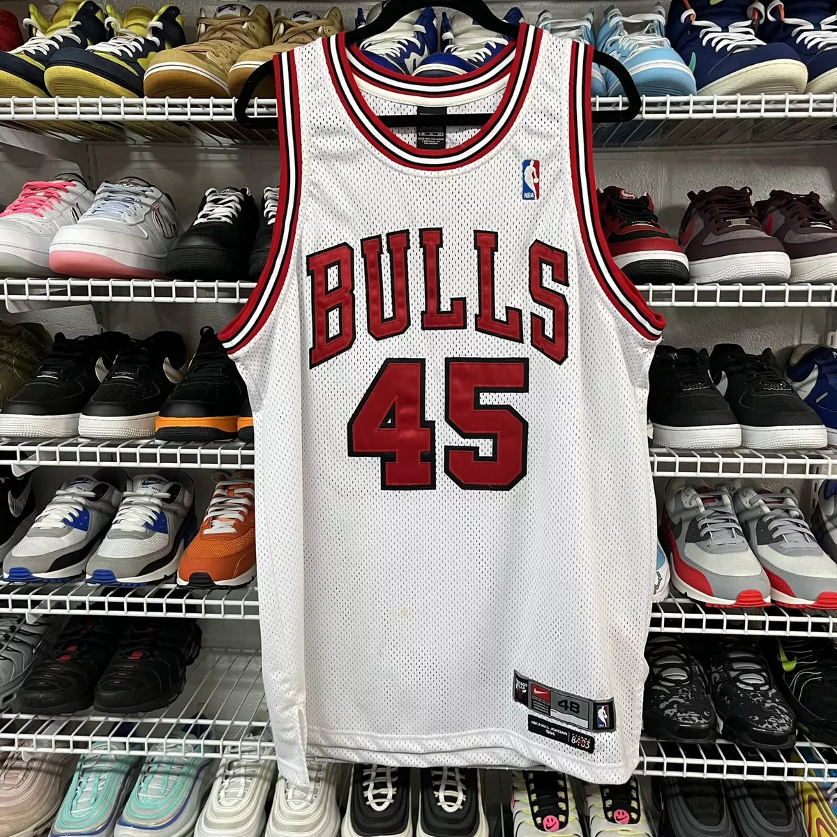 Authentic jersey featuring iconic team logo chicago bulls T-shirt