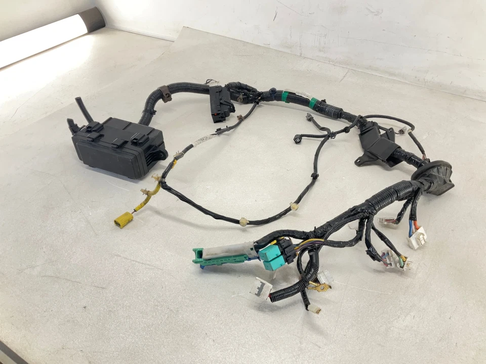 Chicote de fios 14-17 Honda Odyssey sob o capô com caixa de fusíveis - Imagem 3 de 4