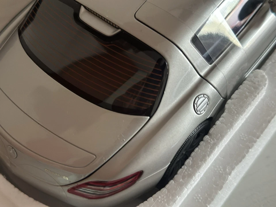 minichamps 1/18 Mercedes SLS AMG - Immagine 2 di 4