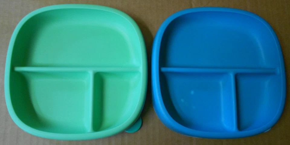 Juego de 2 placas de succión divididas de silicona a prueba de derrames NUK con tapa para niños pequeños Foto 4 de 4