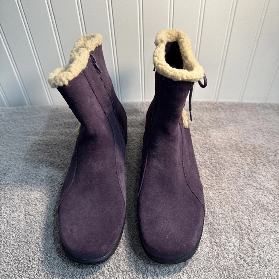 Bota de tornozelo Clarks Angie Madi dobrável feminina 8,5M camurça roxa pele sintética - Imagem 2 de 4