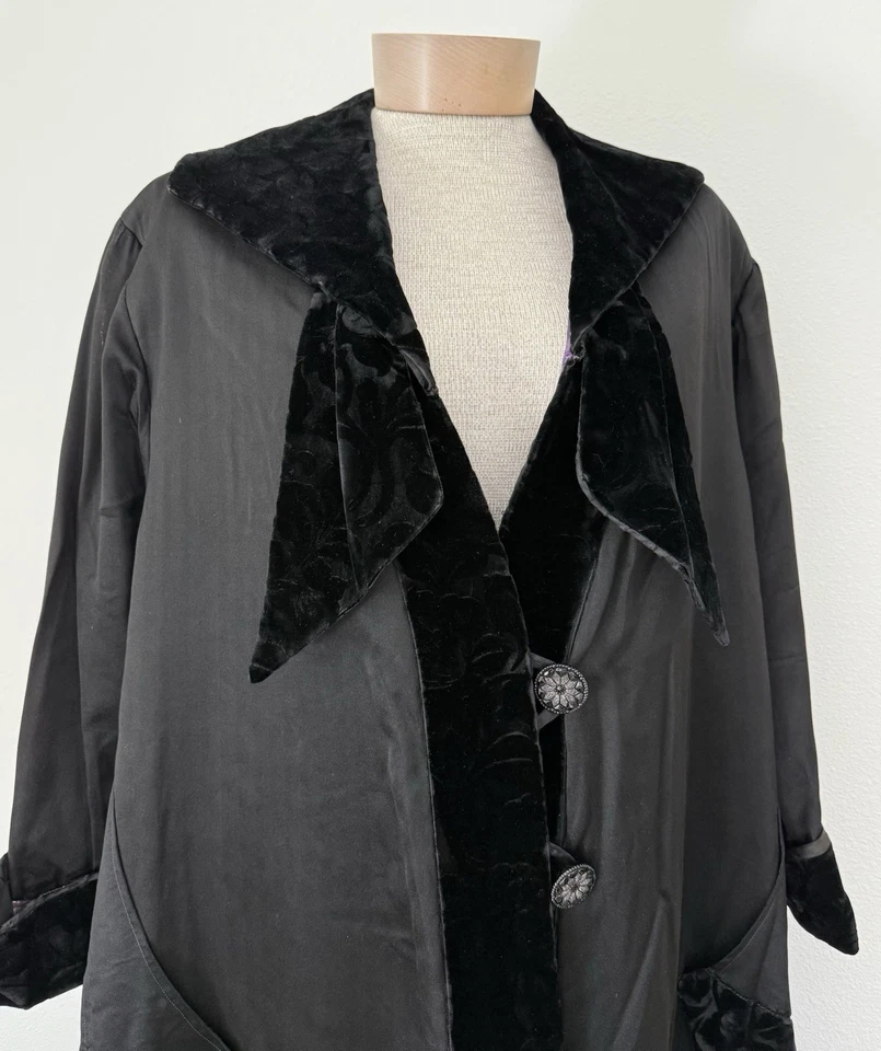 Vintage  Edwardian Silk and Velvet Opera Cloak Coat Purple Lining - Image 3 of 4