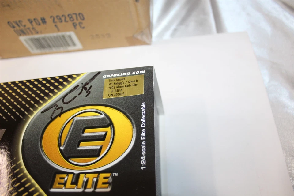 Acción RCCA Elite 1:24 Diecast NASCAR Cheez-It Caja Autografiada Terry Labonte Foto 4 de 4