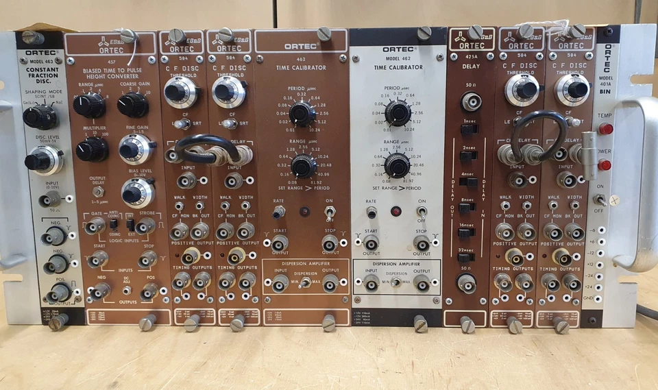 ORTEC Module 402A 401A 584 425A 462 457 463 time calibrator delay disc pulsed - Bild 2 von 4